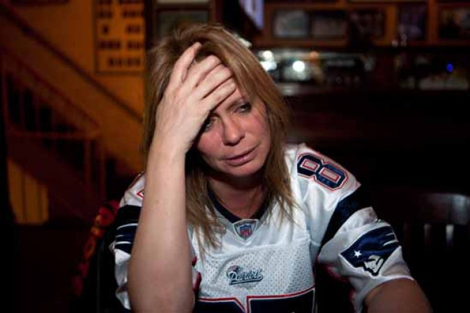 Entre lágrimas una fan no podía creer que los Patriotas habían perdido otro Súper Bowl contra los Giants.