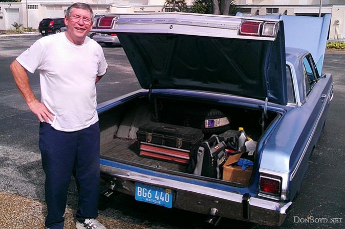 Steve J. Jenkins (de la generación de 1964 de la HHS) con su auto Plymouth Sport Fury modelo 1965, en una fotografía tomada en el 2012.
