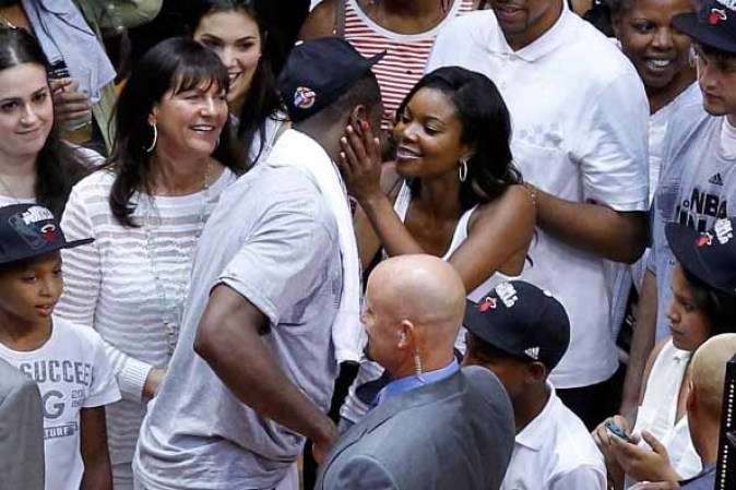 MIAMI, FL - JUNE 09: Gabrielle Union celebra la victoria del Hea contra Boston Celtics 101-88 en 2012.