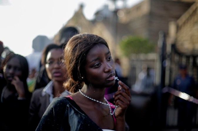 3 de diciembre 2013. Una mujer tras el acceso a ver el cuerpo del ex presidente sudafricano Nelson Mandela, en el tercer y último día de los servicios fúnebres en Pretoria, Sudáfrica. Foto Markus SCHREIBER