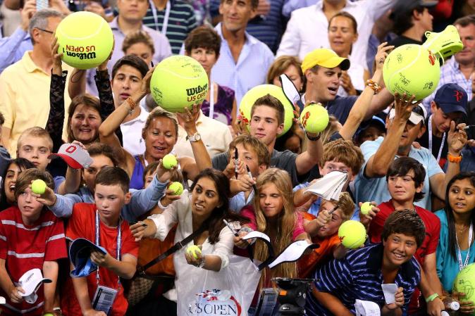 Esperando por un autográfo para ser "estampado" en las vistosas pelotas gigantes de tenis.