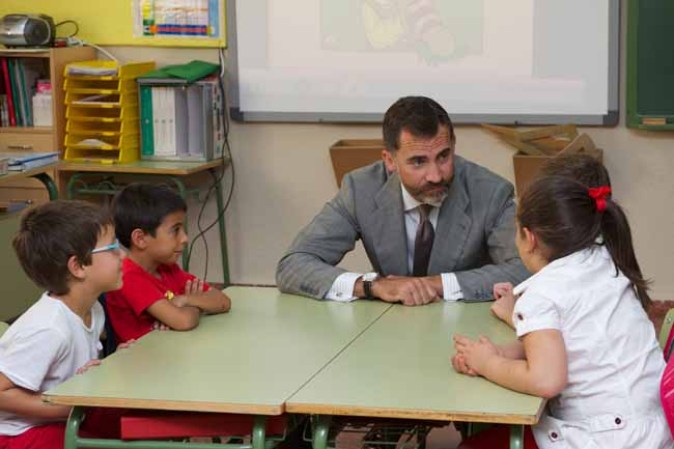 Profesional, deportista y cercano, el Príncipe Felipe, "preparado para reinar", según su padre.