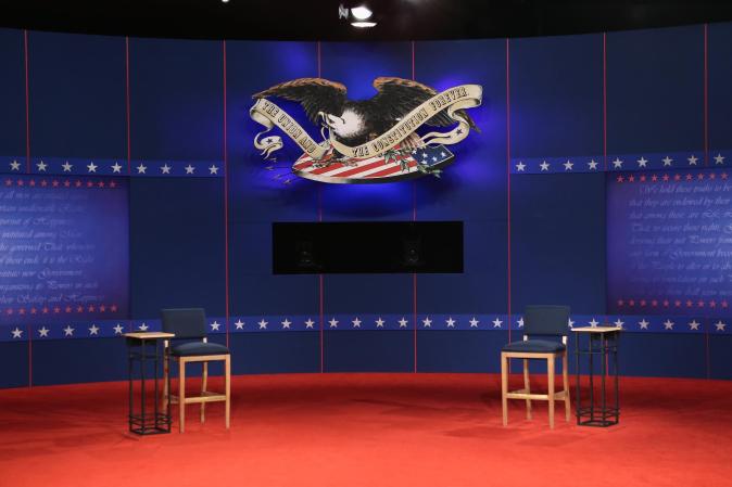 Las sillas que ocuparán Barack Obama y Mitt Romney durante el debate.