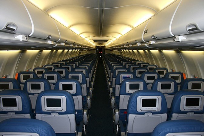 Debes hacer del conocimiento de las autoridades del aeropuerto si requieres transportar contigo medicamentos especiales, o aditamentos como tanque de oxigeno, silla de ruedas, etc.