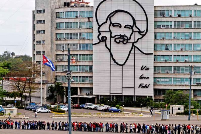 7 DE MARZO: Los cubanos hacen cola para rendir homenaje al fallecido presidente venezolano Hugo Chávez, en el Memorial José Martí, en la Plaza de la Revolución de La Habana.