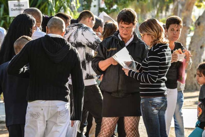 11 DE MARZO: Un oficial de seguridad (segundo a la derecha) verifica documentos al frente de la Sección de Intereses de Estados Unidos (SINA) en La Habana para obtener la visa para viajar a los EEUU.
