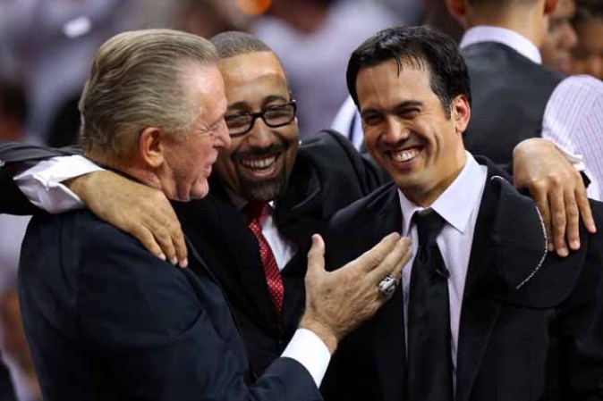 MIAMI, FL - JUNE 20: El presidente del equipo Pat Riley, el coach asistente David Fizdale y el coach Erik Spoelstra celebran la victoria.