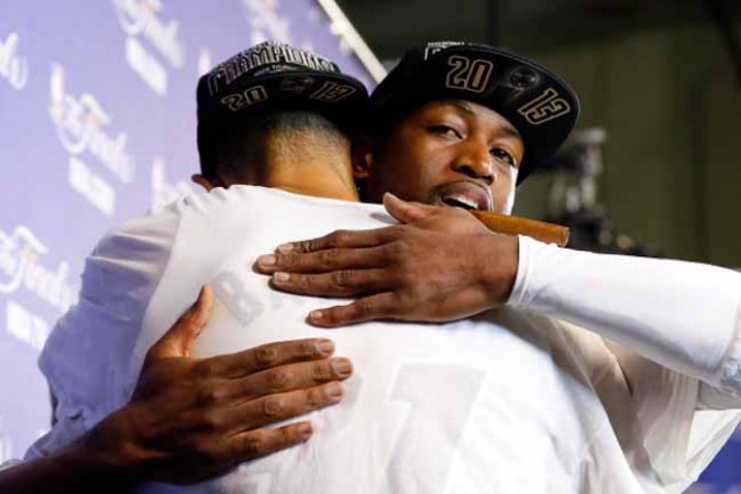 Dwyane Wade #3 abraza a Shane Battier #31.