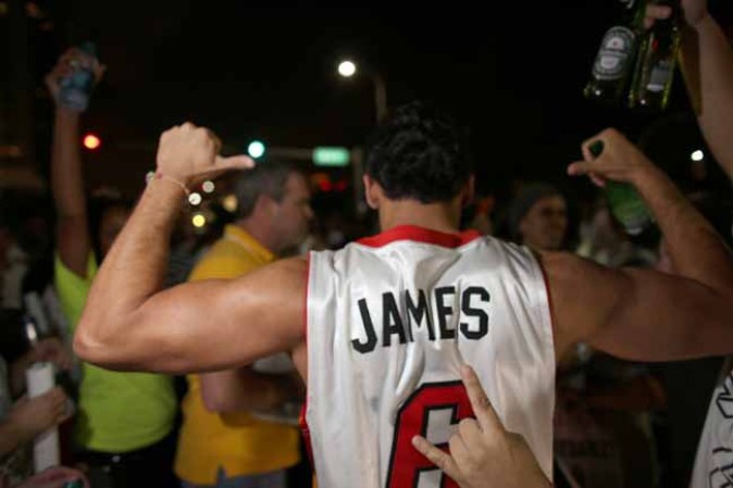 A fan de Lebron James celebra.