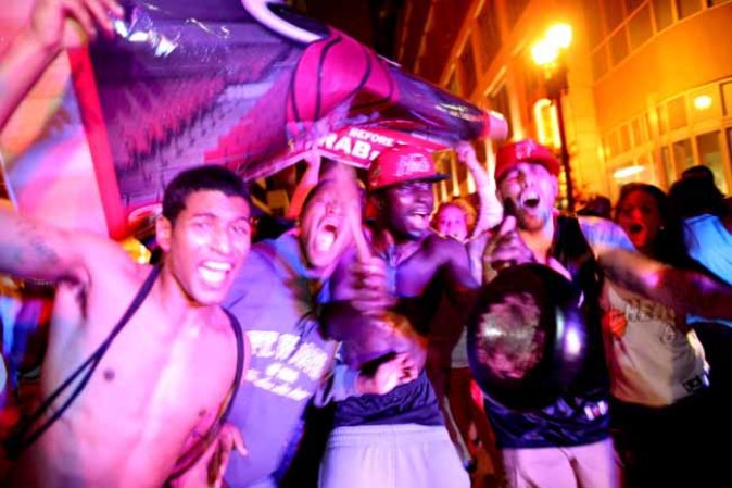 Fans celebrando en las calles.