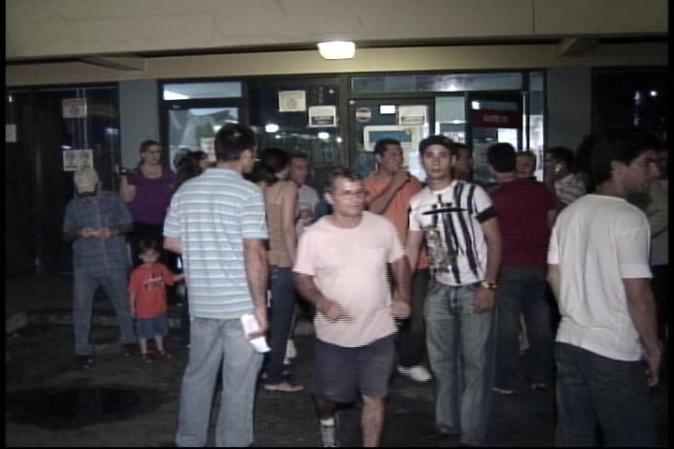Sus parientes fueron a recibirlos cuando salieron de un centro de detención temporal.
