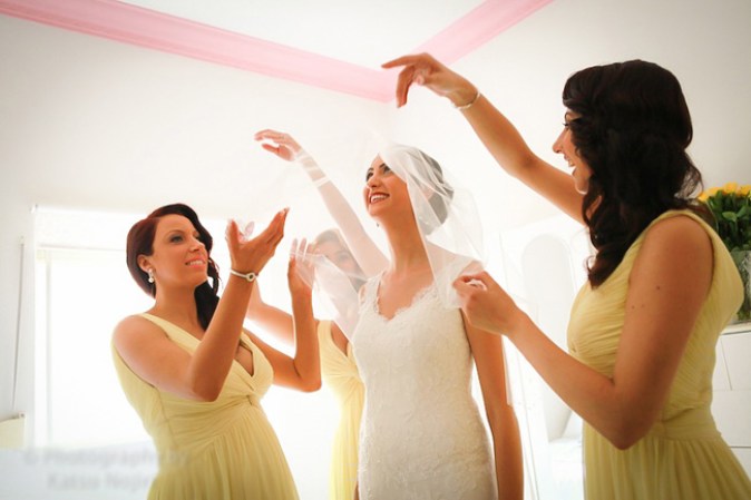 Damas de honor, hay quien dice que ya no son tiempos de forzar a nuestras mejores amigar a vestir coordinadas.
