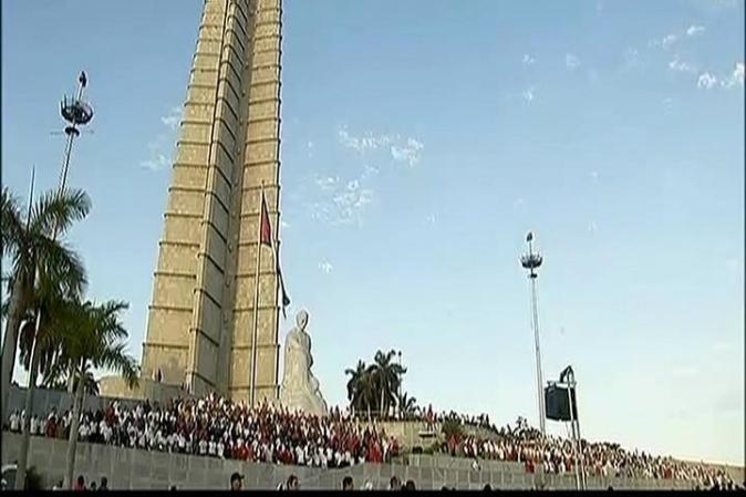 1 DE MAYO DE 2012 - Cuba celebró el Primero de Mayo con sus habituales desfiles masivos, cuya principal novedad fue la participación de trabajadores del emergente sector privado de la isla.