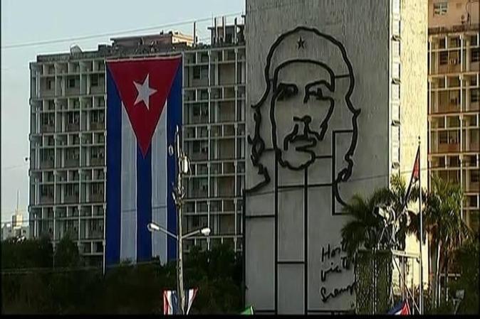 En la Plaza de la Revolución de La Habana tuvo lugar el tradicional y multitudinario desfile que en esta ocasión abrió el sector de la sanidad.