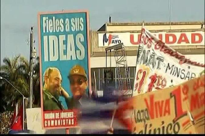 El desfile se desarrolló en un ambiente festivo en medio de la música de himnos patrióticos.