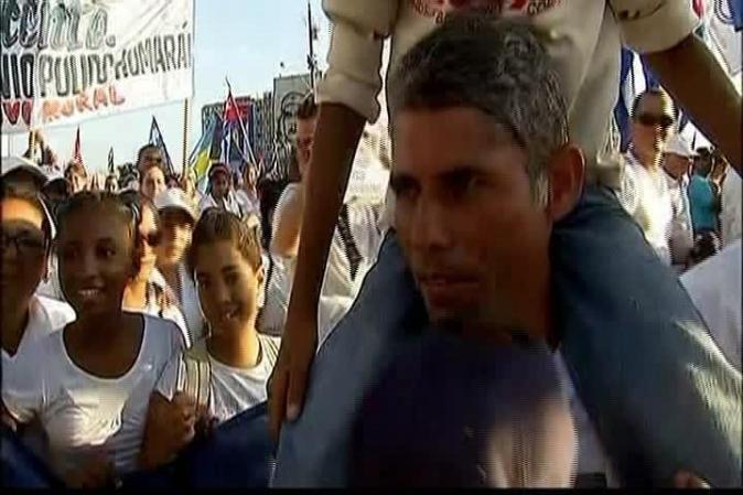Como es tradición en Cuba el acto cerró entre sones de "La internacional" y el paso de un bloque de jóvenes en representación del "futuro" de su revolución.