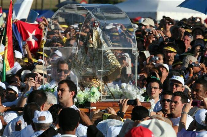 8 DE SEPTIEMBRE, 2012: La festividad de la Virgen de la Caridad del Cobre, patrona de Cuba, congrega a miles de personas en misas y procesiones en Miami y en la isla.