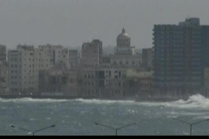 El agua invade la zona el Malecón habanero.