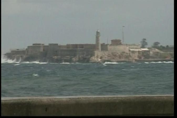 El agua invade la zona el Malecón habanero.