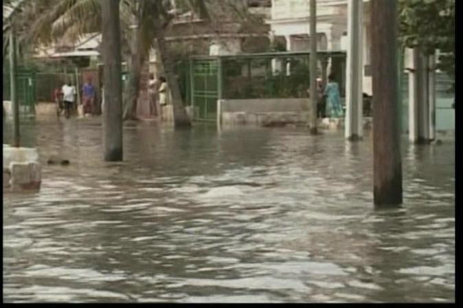 El agua invade la zona el Malecón habanero.