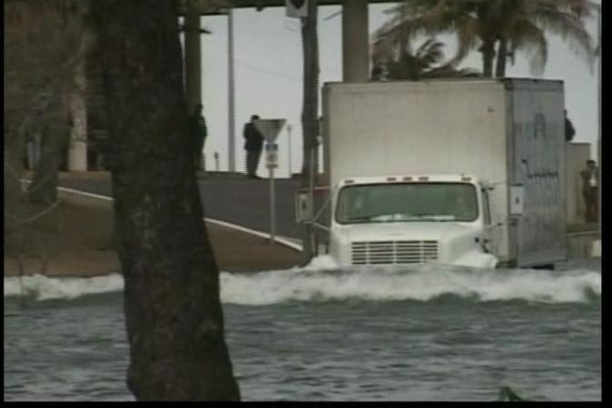 El agua invade la zona el Malecón habanero.