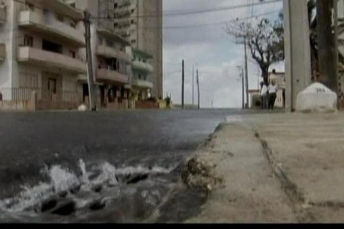 El agua invade la zona el Malecón habanero.
