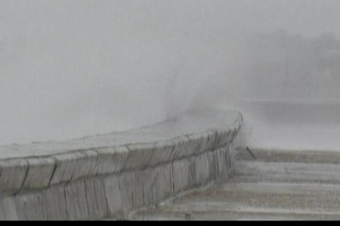 El agua invade la zona el Malecón habanero.