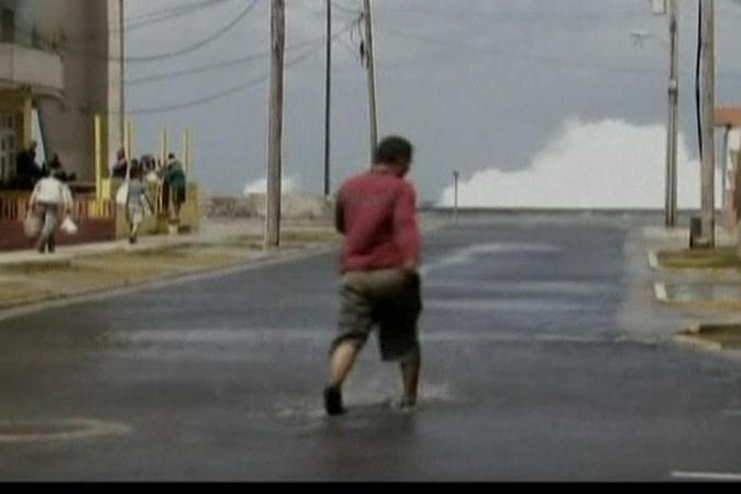 El agua invade la zona el Malecón habanero.