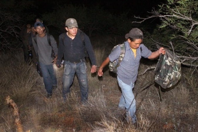 Son muchas las formas para cruzar la frontera. Pero son cada vez más ingeniosos los recursos que utilizan para lograr su objetivo. Los narcotúneles son pasadizos por los que no sólo pasan las drogas, también los indocumentados. En la foto: Estos inmigrantes indocumentados fueron descubiertos en el desierto por la Patrulla Fronteriza a 2 millas de distancia de la frontera.