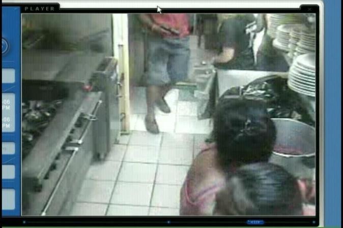 Regalado comienza a disparar, primero contra su esposa.