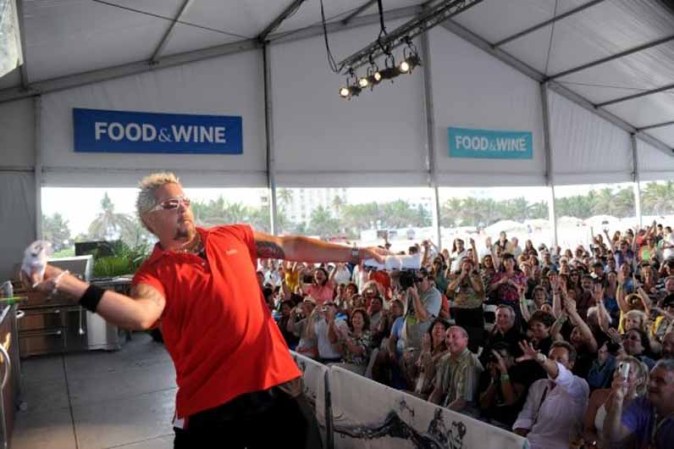 El festival de comida y vino de South Beach se celebra cada año con destacados chefs, productores, celebridades del mundo culinario y público en general, para disfrutar el verdadero sabor de Miami.