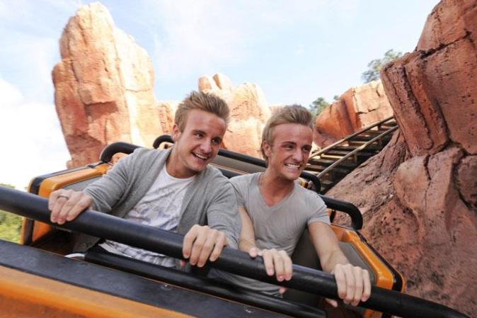 Zach y Josh Carter forman un dueto de musica country. Los gemelos pueden ser idénticos cuando se parecen mucho y fraternales cuando no se parecen mucho.