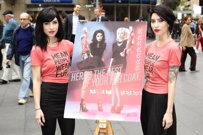 Lisa y Jess Origliasso ambas forman el grupo australiano "The Veronicas". De acuerdo a la leyenda, los gemelos Rómulo y Remo son los fundadores de Roma.