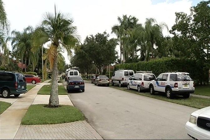La presencia policial en el barrio fue intensa el lunes, y el martes continuó la búsqueda.