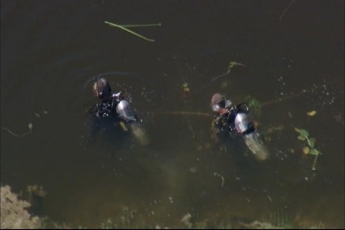 Unos buzos rastrearon un canal cercano.