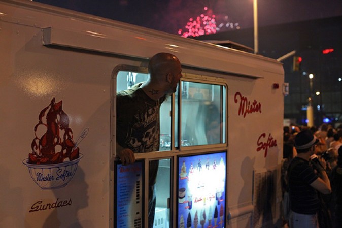 ¿Quién dijo que no se puede estar trabajando y disfrutar de los fuegos artificiales del 4 de julio?