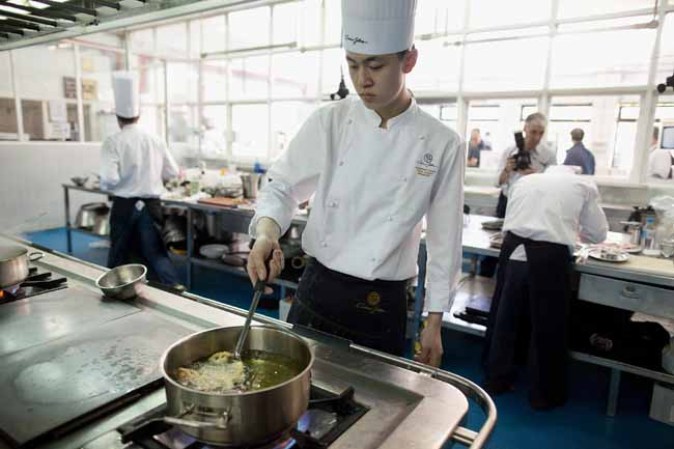 El concurso supuso un reto para los cocineros, quienes cuidadosamente elaboraban su tapa con ingredientes de todos tipos.