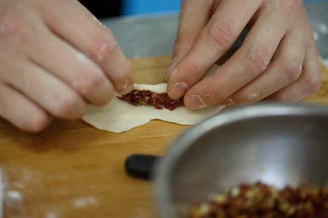 Así se elaboran las mejores tapas del mundo.