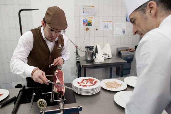 Así se elaboran las mejores tapas del mundo.