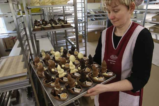 Estas son las manos que crean los mejores conejitos de Pascua de chocolate.