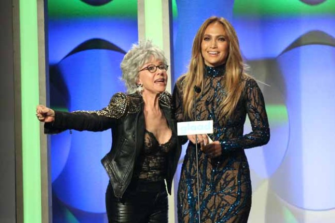 La actriz Rita Moreno fue la encargada de dárselo y en un ataque de emoción le plantó un beso en la boca.