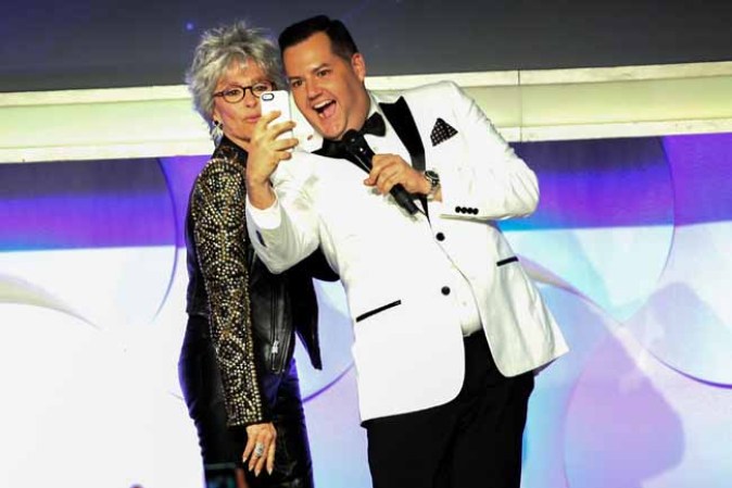 Beso explosivo entre J.Lo y Rita Moreno.