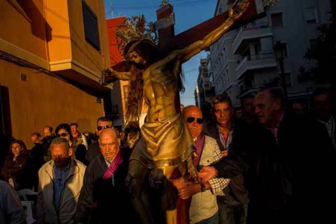 Las procesiones se echan a las calles para recordar la crucifixión de Jesús.