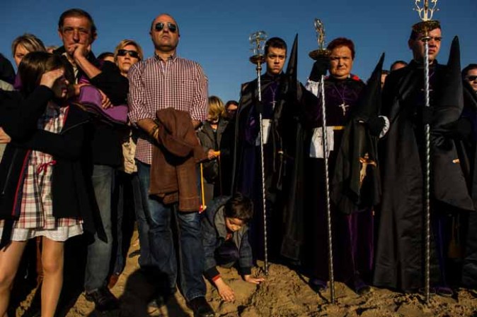 Las procesiones se echan a las calles para recordar la crucifixión de Jesús.