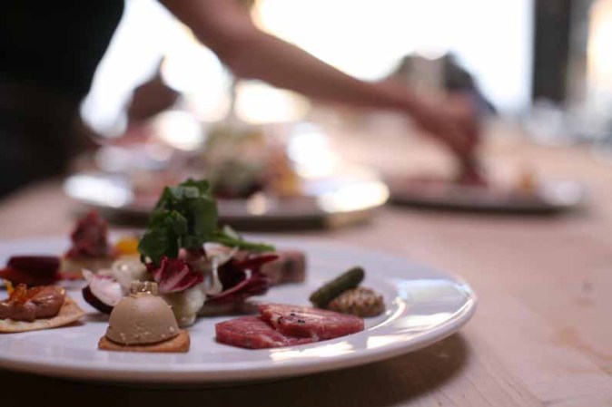 El festival de comida y vino de South Beach se celebra cada año con destacados chefs, productores, celebridades del mundo culinario y público en general, para disfrutar el verdadero sabor de Miami.