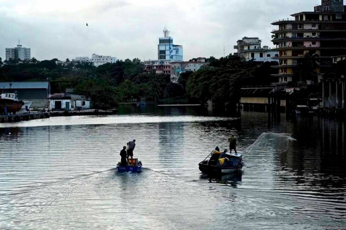 16 DE NOVIEMBRE DE 2012: Varios pescadores en la entrada del río Almendares regresan de una jornada de captura en el mar.