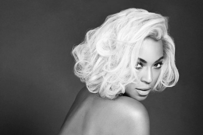 Otro sex symbol del momento es Beyonce, que si bien no es una mujer en extremo voluptuosa su pronunciada retaguardia trasciende constantemente en sus videos musicales y sus presentaciones.