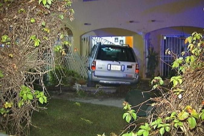 Impactantes imágenes del vehículo que se estrelló contra una residencia en Miami.