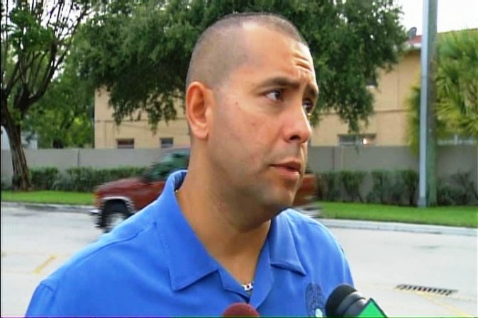 El portavoz de la policía de Miami-Dade, Álvaro Zabaleta, explicó que el grupo había tratado de comprar productos electrónicos con una tarjeta de crédito fraudulenta, pero la compra levantó sospechas y los empleados llamaron a la policía.