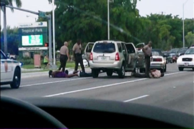El trio fue capturado por exceso de velocidad, con rumbo oeste, cerca de Tropical Park.
